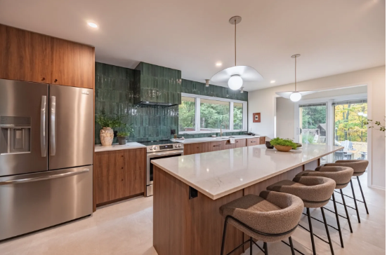 Emily tackles an ambitious five-week overhaul of Michelle and Jordan’s mid-century modern home.